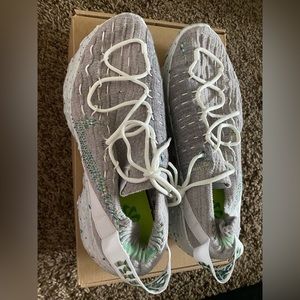 Women’s Nike Space Hippie 04